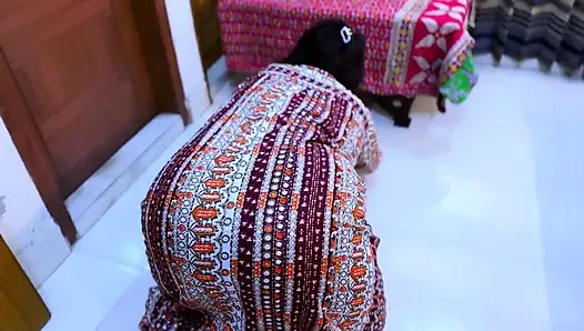 Güzel Mısırlı ateşli üvey anne masanın içine sıkıştı şimdi benden sert anal istiyor!