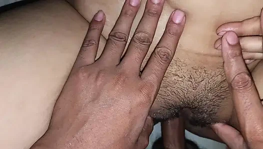 18-летняя возбужденная девушка впервые занимается сексом со своим новым бойфрендом.