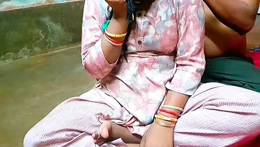 Desi indisches dorf bhabhi zeigt möpse mit liebhaber