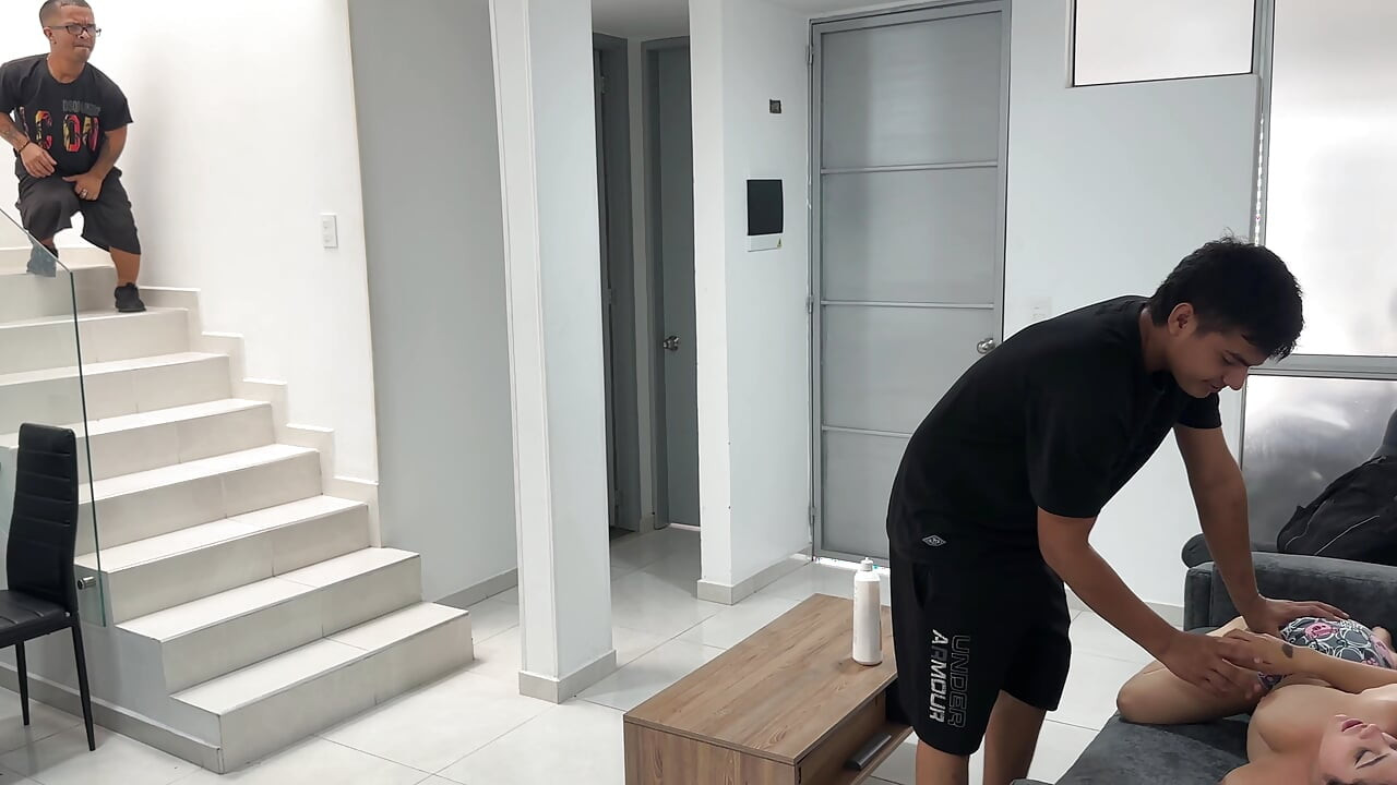 젊고 매력적인 안마사는 작은 고객의 아내에게 하드코어 섹스를 선사합니다. 마누엘라알바레즈와 집에서 촬영한 섹스로 끝날 때까지