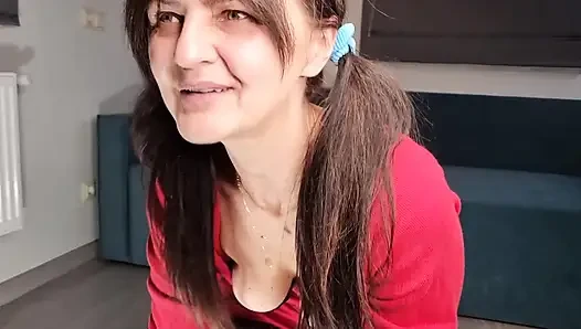 Kırmızı giysili sapkın olgun kadın