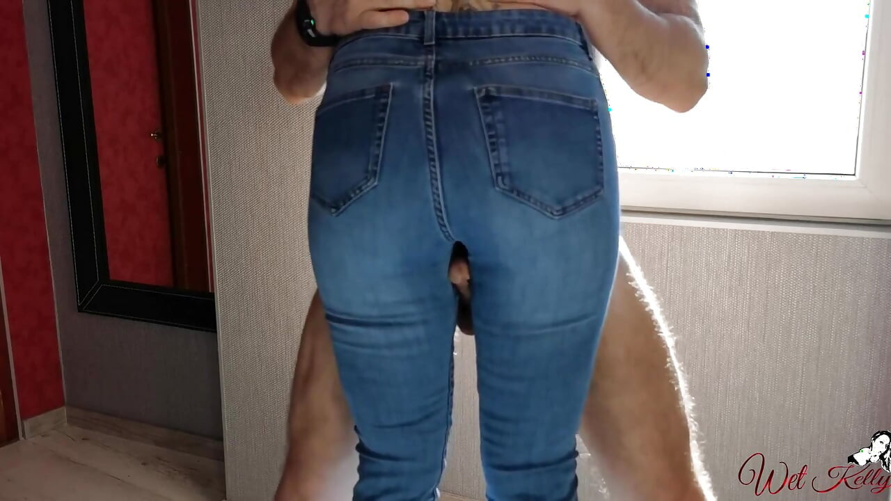 Mamă sexy incitantă în blugi albaștri se fute cu o pulă tare