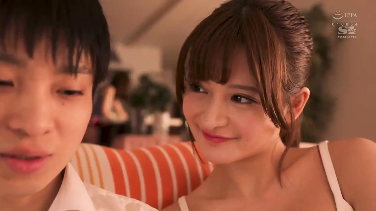 女朋友美丽的小恶魔婊子挑逗我的鸡巴并嘲笑我。第3部分