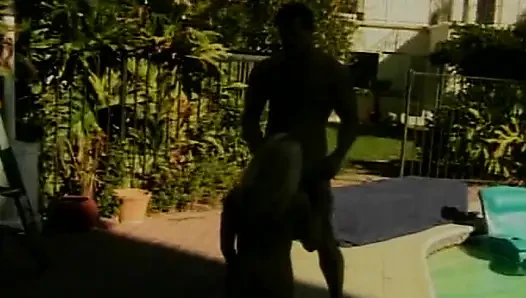 Sexy blondine leckt das sperma-ab-schwanz nach intensivem outdoor-fick