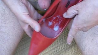 Камшот и порция спермы в красных туфлях-туфлях 001