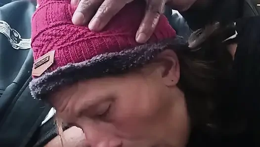 Sokak fahişesi hızlı arabada sakso - her yerde öğürüyor ve salya akıtıyor