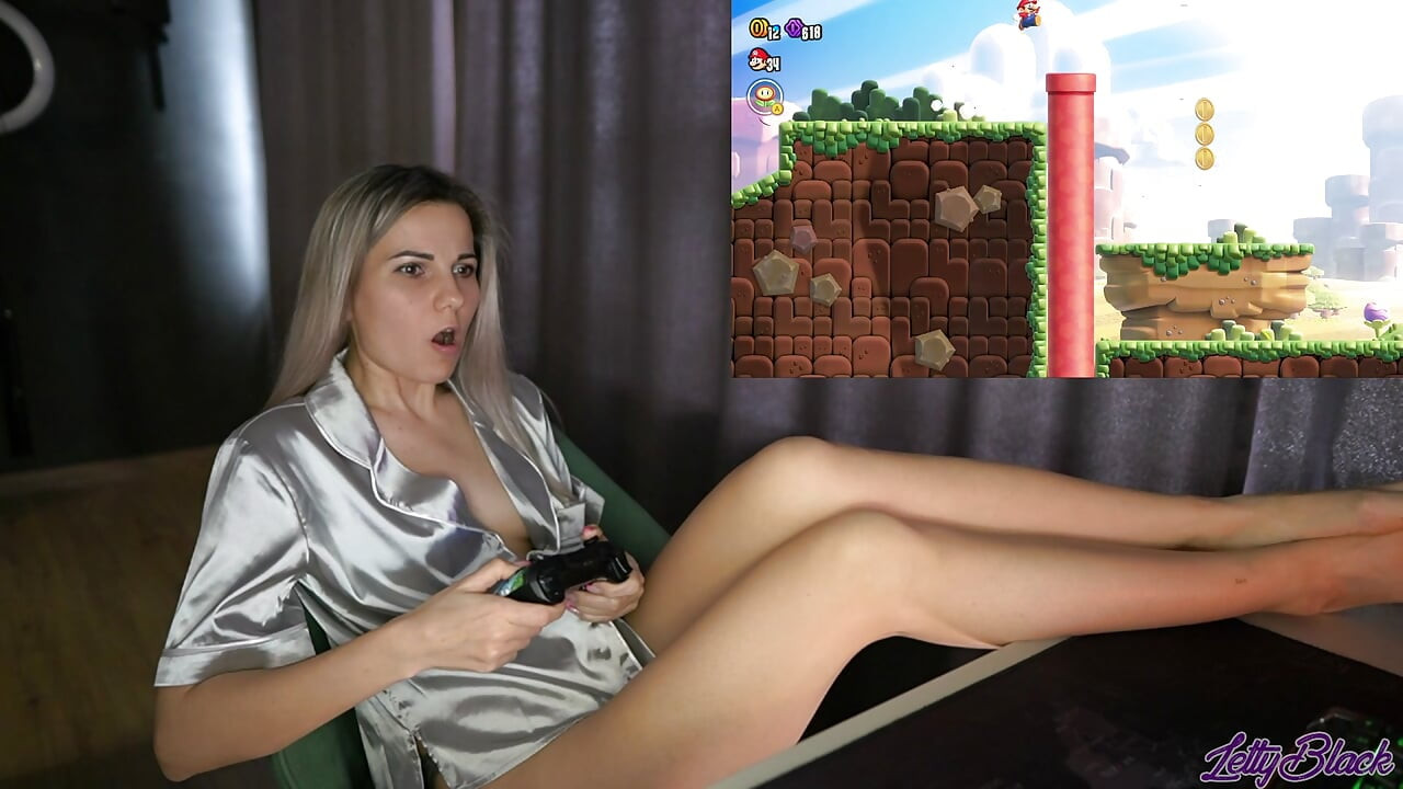 Gamer Girl Gets Sweet Orgasm During The Stream