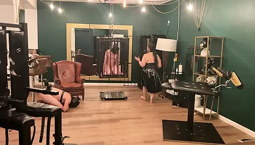 Klaffende anal-subs wurden von dommes pulsierendem spielzeug weit gedehnt