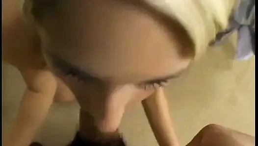 Versautes aussehenes mädchen mag ihren mann mit einem blowjob befriedigen
