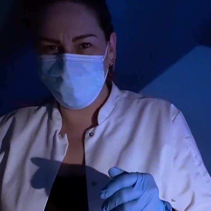 Paciente en primer plano. Sonando y colocando un catéter