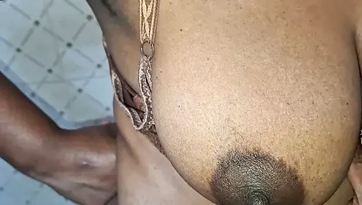 Tante seksi india mengundangmu untuk bermain dengannya