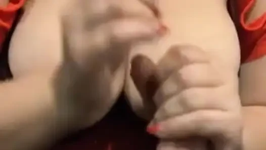 Pijama partisinde arkadaşına mastürbasyon yapıyor