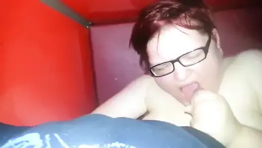 Немецкая толстушка Соня делает минет в порно-кинотеатре 1