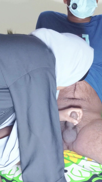 Awek berhijab menunjukkan pantat besar dan berkongkek keras | Klip 2