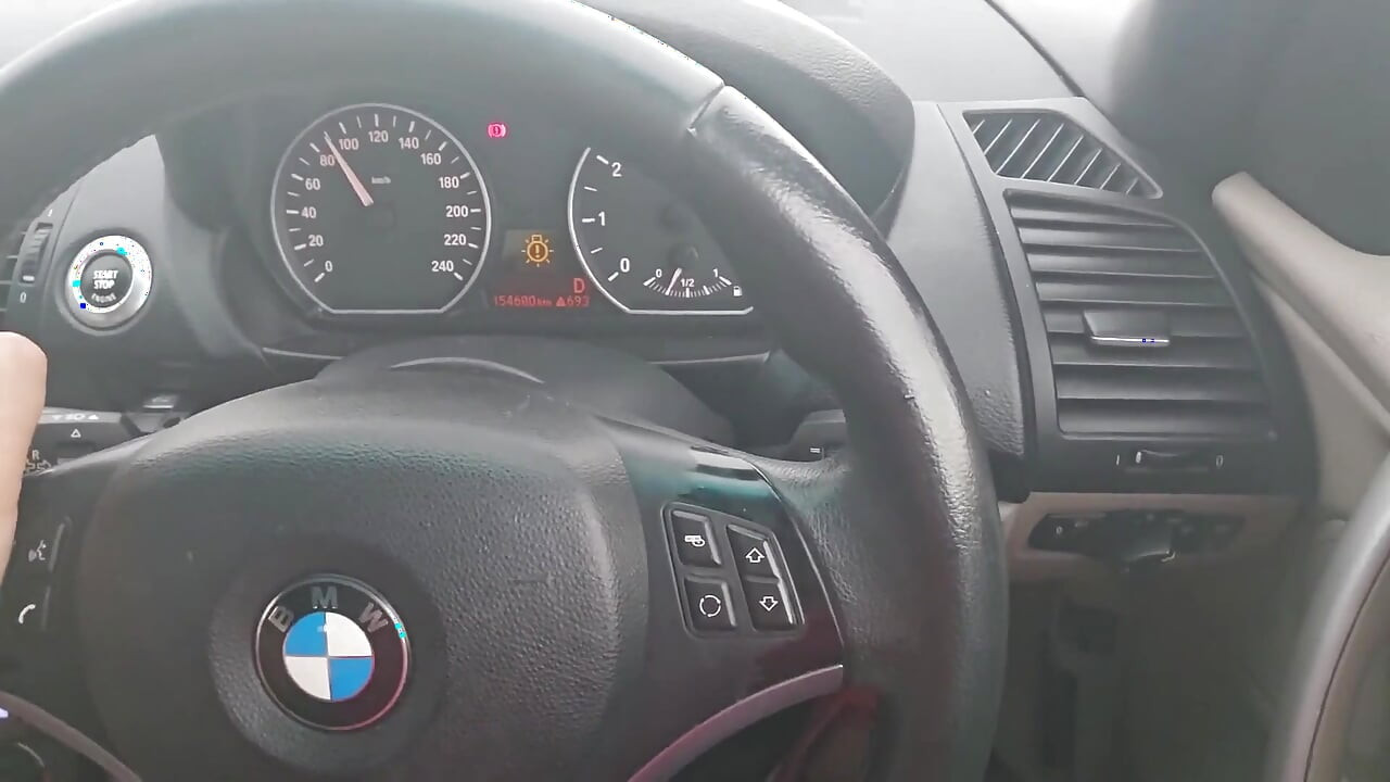 सुंदर सुनहरे बालों वाली डिल्डो अपनी चूत चोदती है जबकि उसके उबर ड्राइवर को देखना पड़ता है