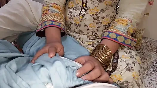 Güzel Hintli köylü gelini ve kayınpeder seks videosu