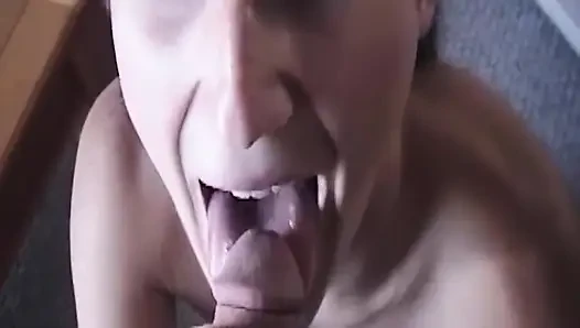 Brünette brünette MILF gibt schlampigen nassen blowjob mit tropfendem speichel