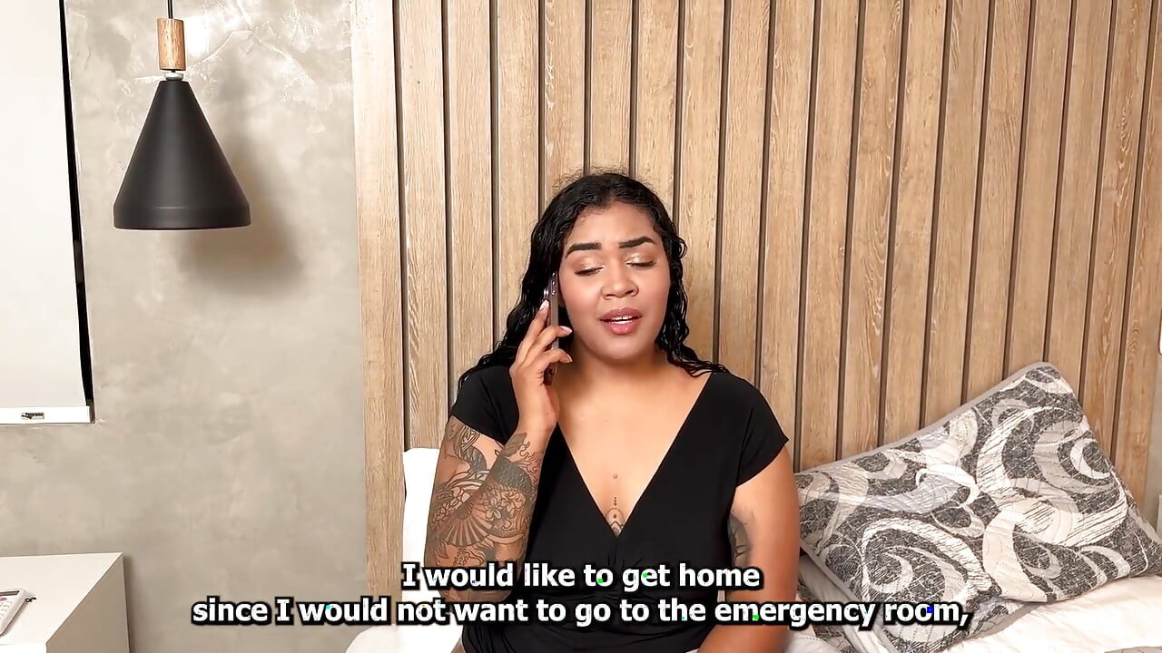 רופא המשפחה מודד כמה חם לי עם הזין שלו בתוך התחת הגדול שלי