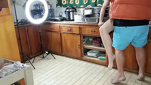 Sie versuchte, salat zu machen und dann ackte sie einen schwanz