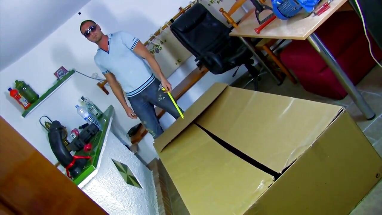 امرأة سمراء تمارس الجنس الشرجي وتمص الزب داخل صندوق