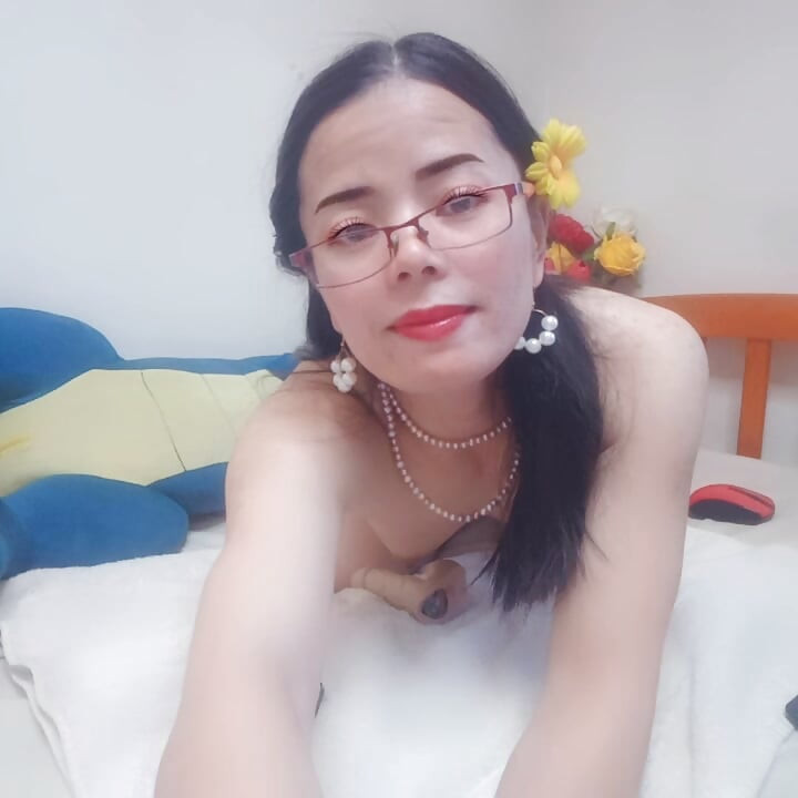 Hana in Black Outfit Today She Have Sexy Ass