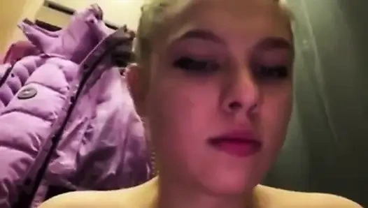 Cewek sange ini lagi asik masturbasi memeknya yang bergetar di ruang ganti