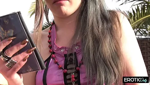 Она представляет собой нечто особенное и только ему позволено видеть ее обнаженной