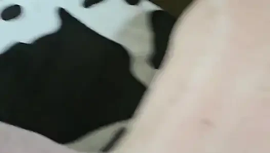 Он трахает мою задницу и кончает в неё