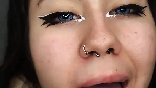 Я делаю ему вкусный минет, когда он приходит ко мне домой - минет и глотание спермы в любительском видео