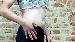 Un jeune travesti exhibe son corps