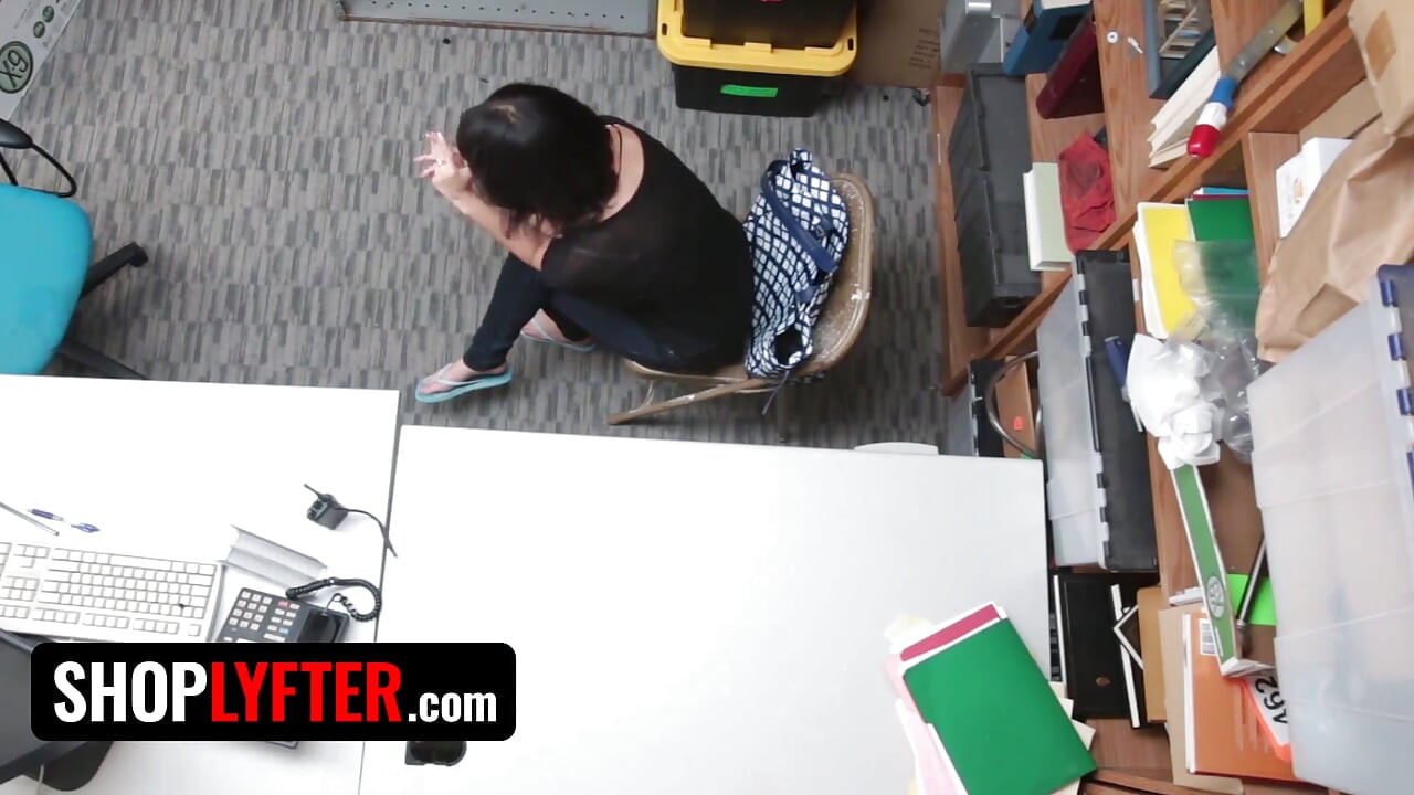 Shoplyfter - Η Penelope Reed γίνεται ο νέος αγαπημένος απατεώνας του αξιωματικού της Perv LP που γαμιέται στο πίσω δωμάτιο