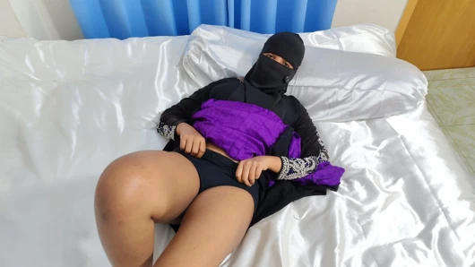 Caught my hijabi stepmom watching porn then what happend?
