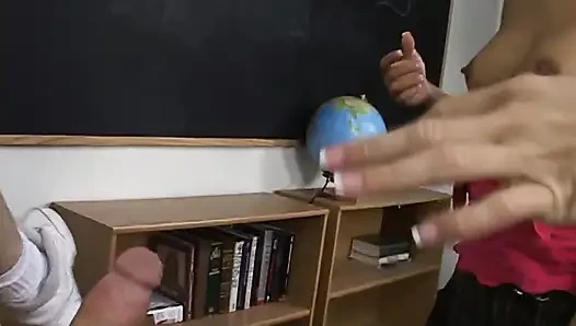 Sarışın ve esmer orta yaşlı seksi kadınlar yarağı ve taze dölü paylaşıyor