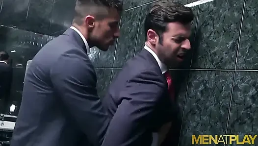 Menatplay atletik mürekkepli Klein Kerr anal dario beck ile sikişiyor