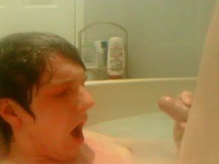Cumming trong bồn tắm