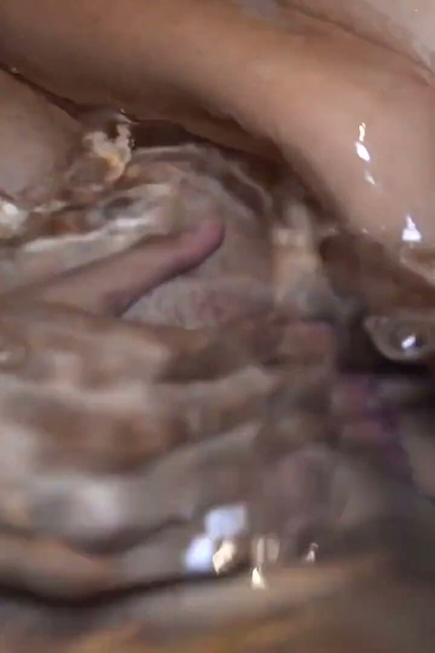 Le plaisir de la masturbation dans l’eau tiède
