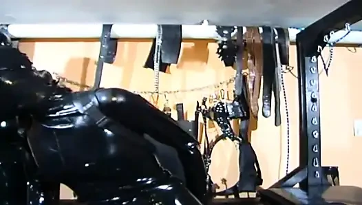 Lateksli maskeli kızla bdsm