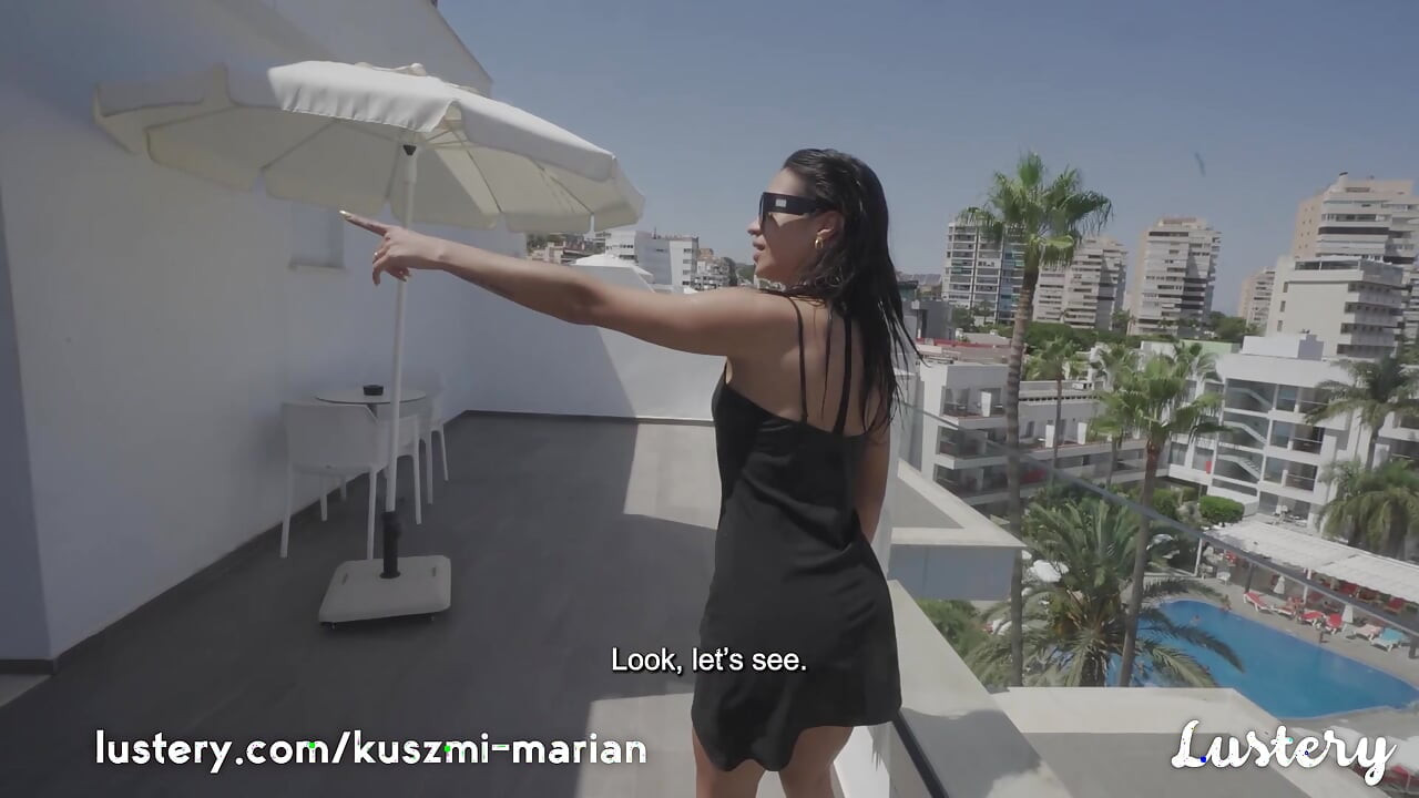 Risicovolle openbare seks in een toilet op het strand en veel gepassioneerd neuken en oraal
