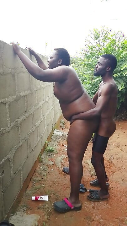 Clavé a mi novio gordito en la pared y lo follé muy duro