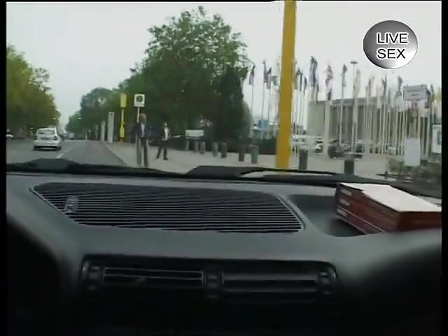 Άσχημη Γερμανίδα ξανθιά δείχνει το σώμα της