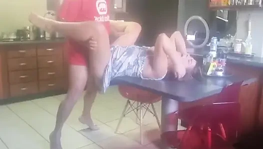 Kakak iparku bikin aku meringis keenakan di meja dapur