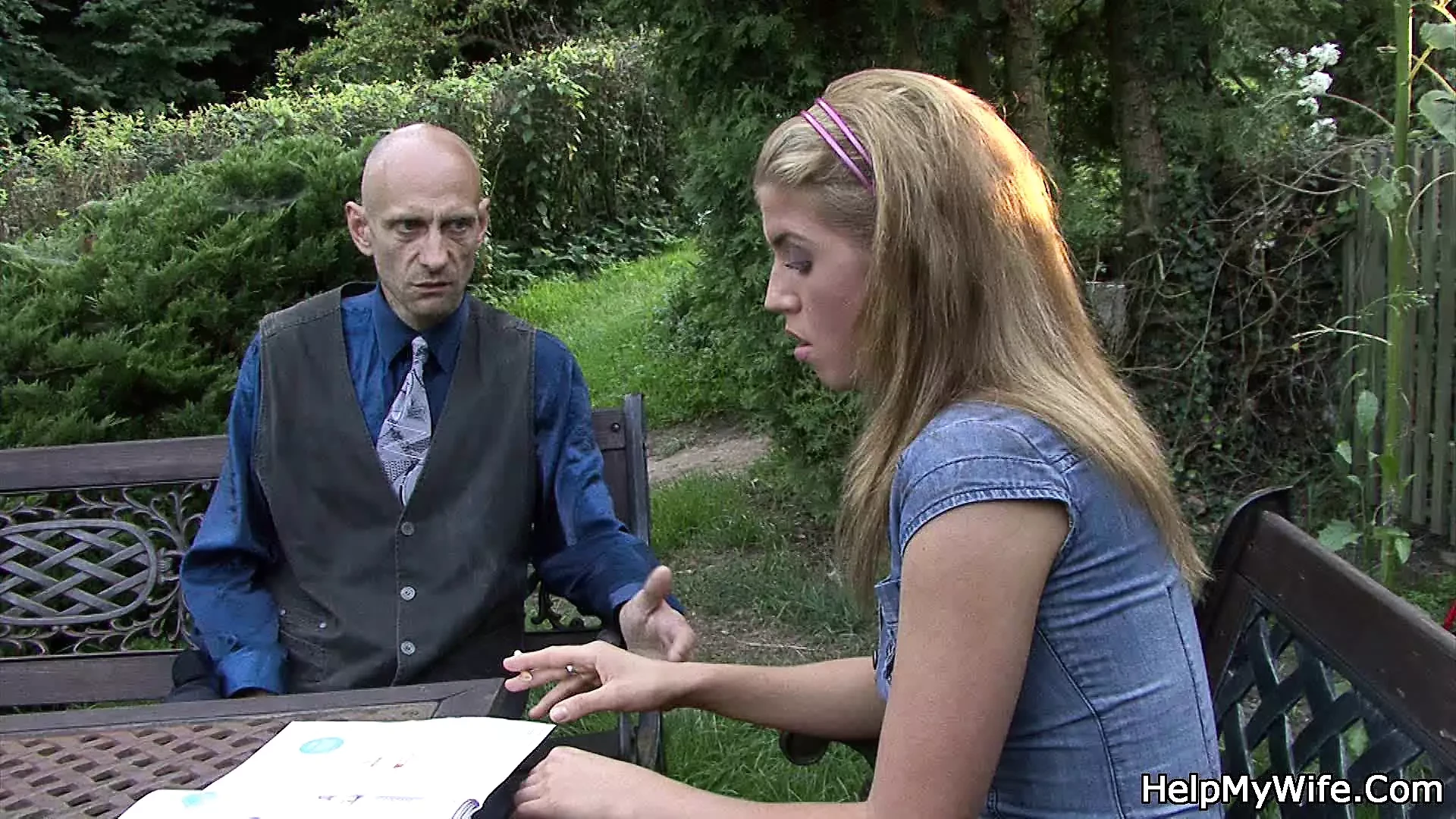 Cuckold gleda ženu tinejdžerku ukočenu ogromnom kostiju