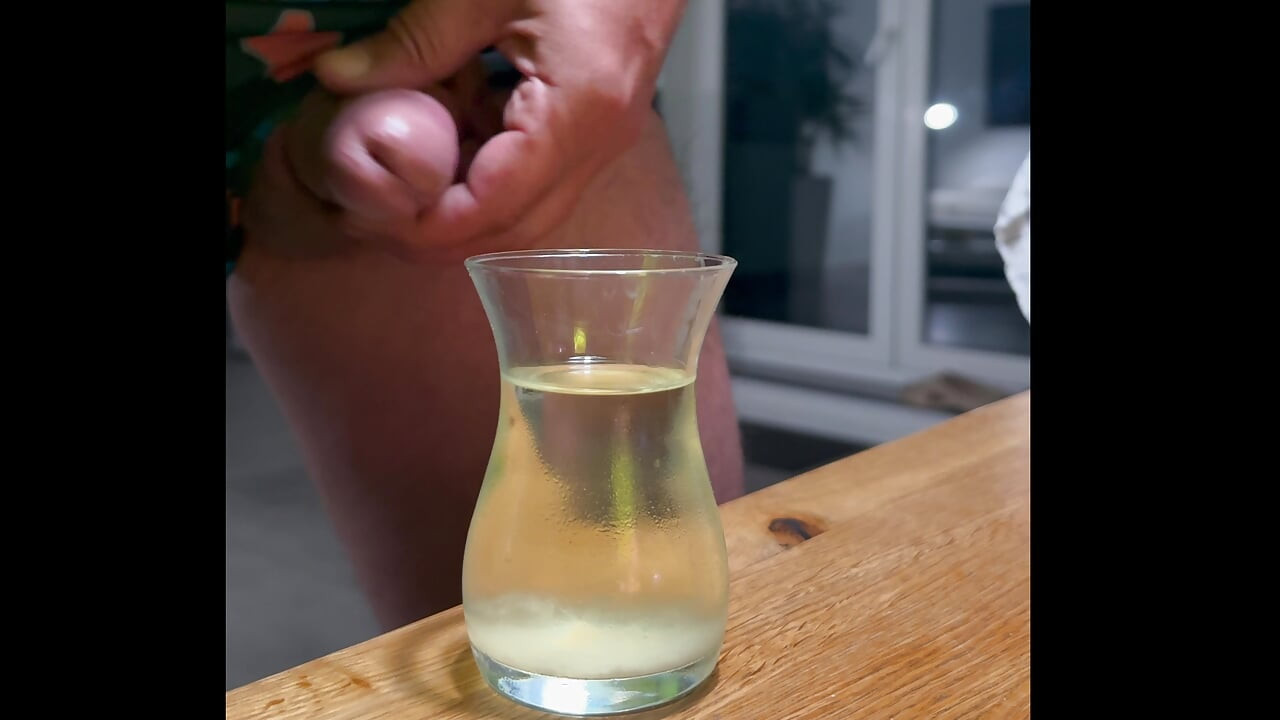 תאונן בכוס של שתן וגמור, שתה את התערובת
