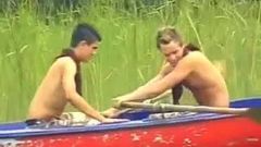 Heta pojkar som roddar i en båt och knullar på stranden
