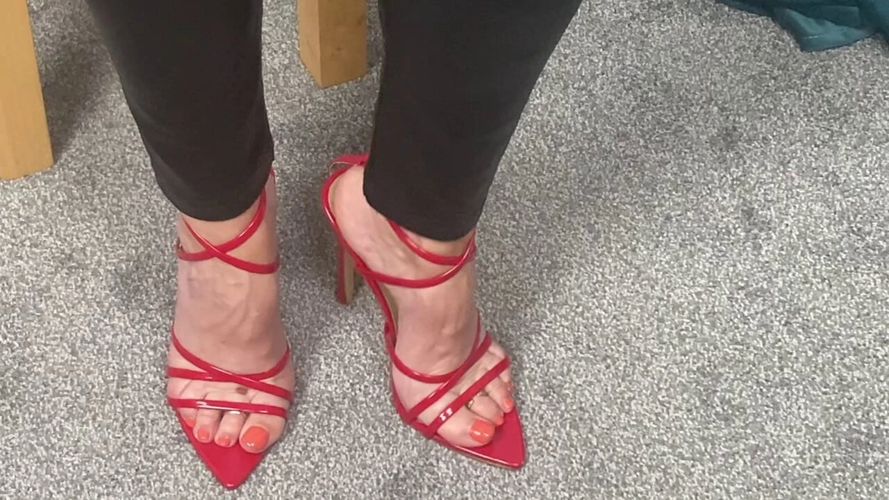 Mrs Mature Feet vestindo calças de couro extremamente apertadas e saltos assassinos