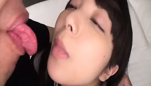 Siyah saçlı güzel Mikako derin ve yoğun bir duyusal karşılaşmaya dönüşüyor