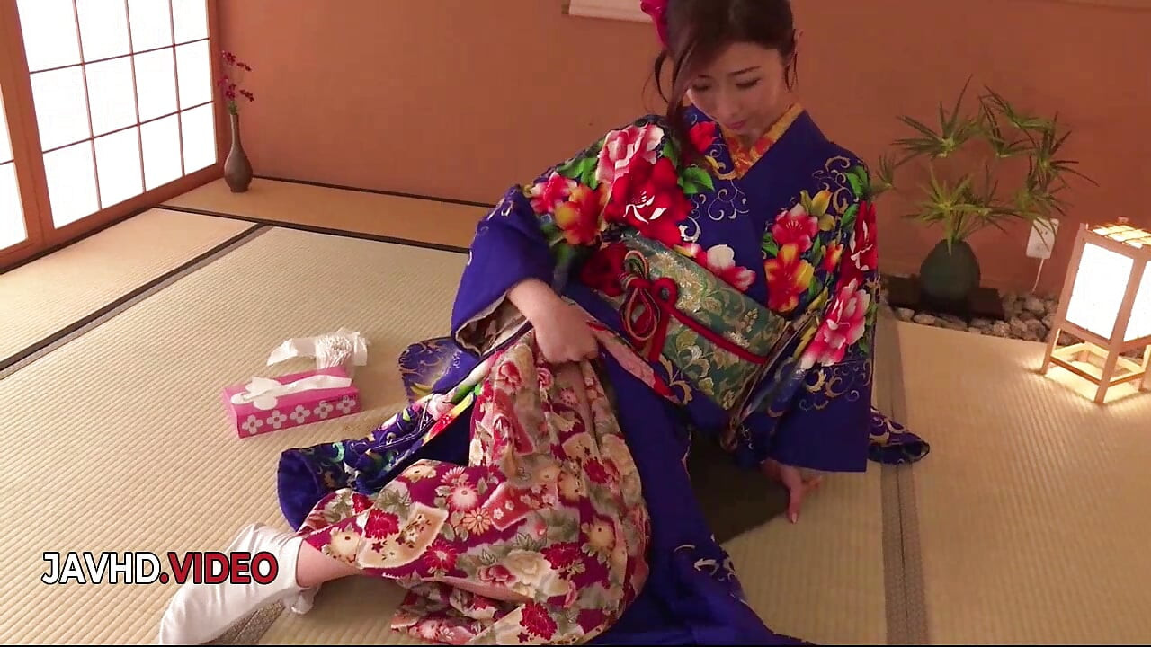 官能的な着物を着た女性が情熱的な日本のフェラチオをし、その後激しくセックス