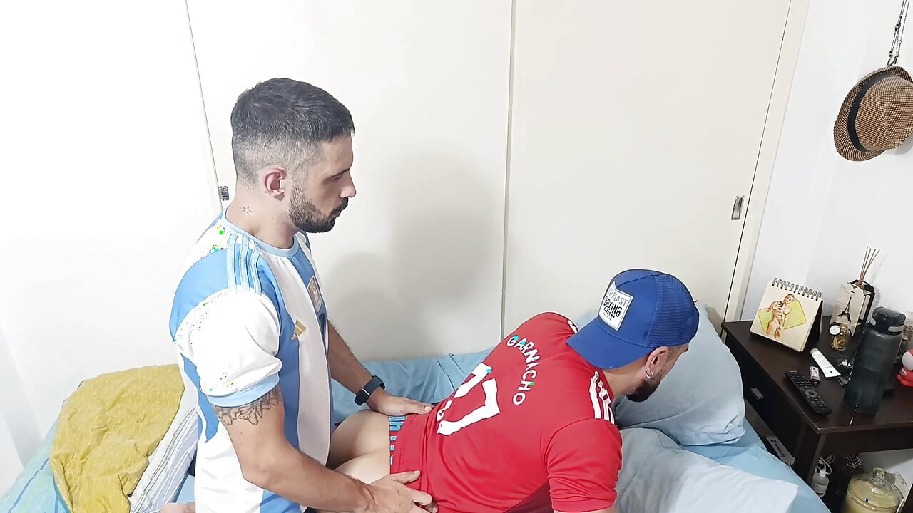 泡泡屁股! 我们和我的朋友一起从球场上来, 他很热衷于看到球员, 事情失控了