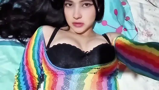 Я приглашаю мою горничную потрахаться, и она отвечает так... (настоящее домашнее видео)