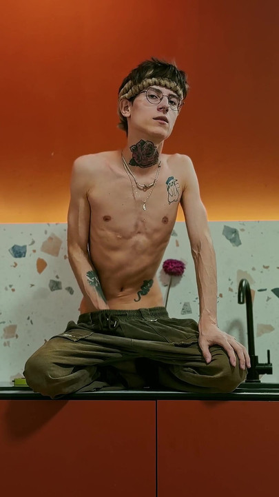 Twink se zabavlja u studijskoj kuhinji